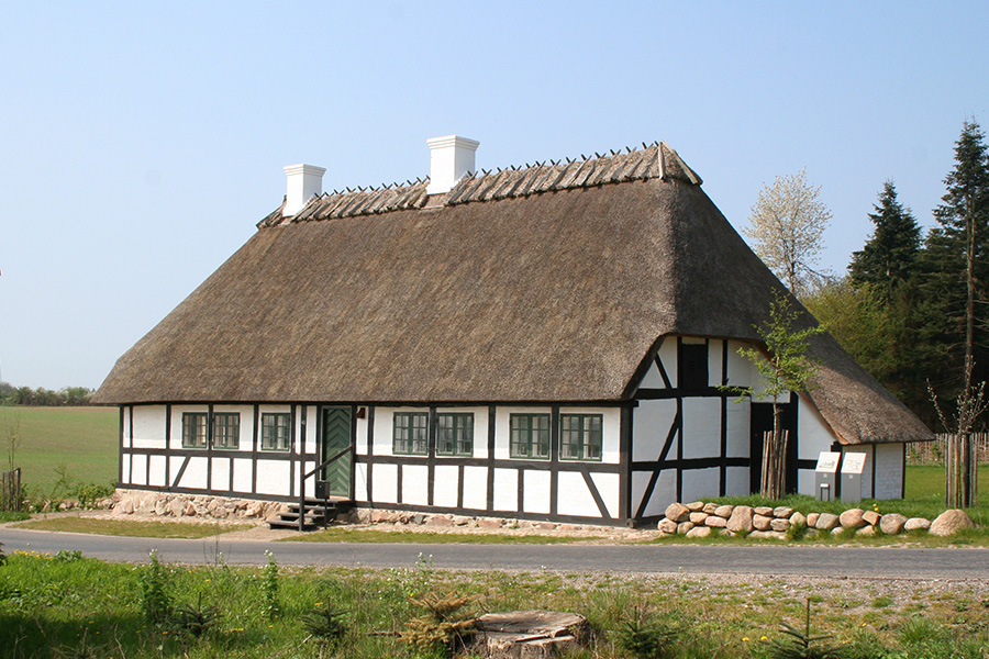 Landarbejderhuset Bremerstente er en del af herregårdsmiljøet omkring Brahetrolleborg Gods. Kulturarvsstyrelsen købte huset i 2005 og iværksatte er redningsplan ...
