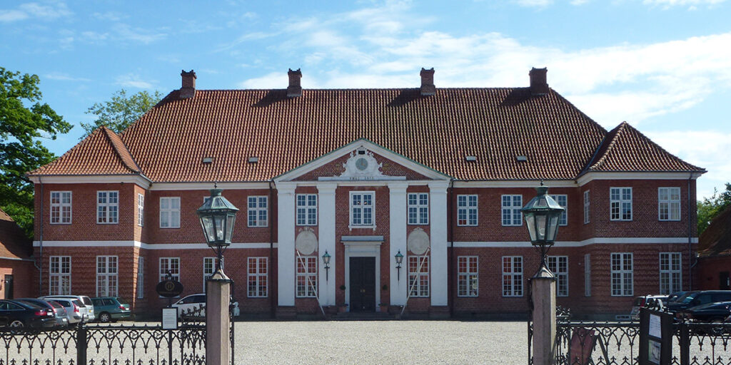 Herregårdsanlægget Hindsgavl er imponerende flot anlagt med slotsområdet og ladegården fastholdt i et stramt symmetrisk greb ...