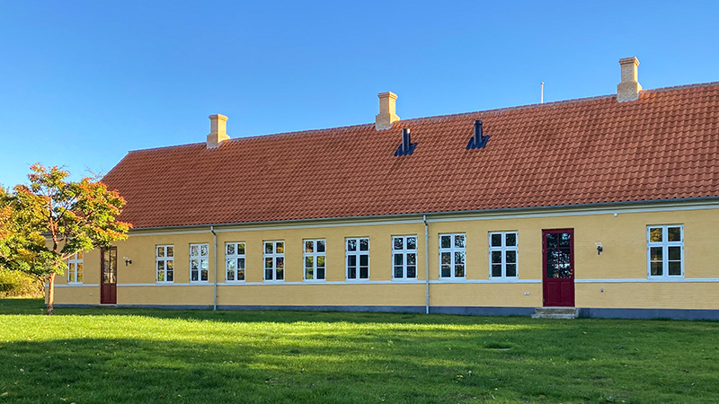 I den nordlige del af landsbyen Flødstrup på Østfyn, lige over for byens kirke, ligger Flødstrup Præstegård. Et gårdanlæg med gulkalket stuehus med tegltag ...