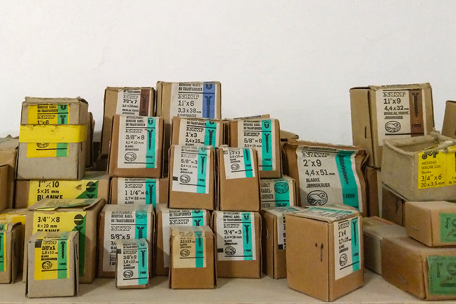 Stabler af gamle æsker med søm og skruer