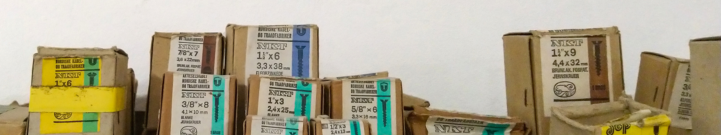 Stabler af gamle æsker med søm og skruer