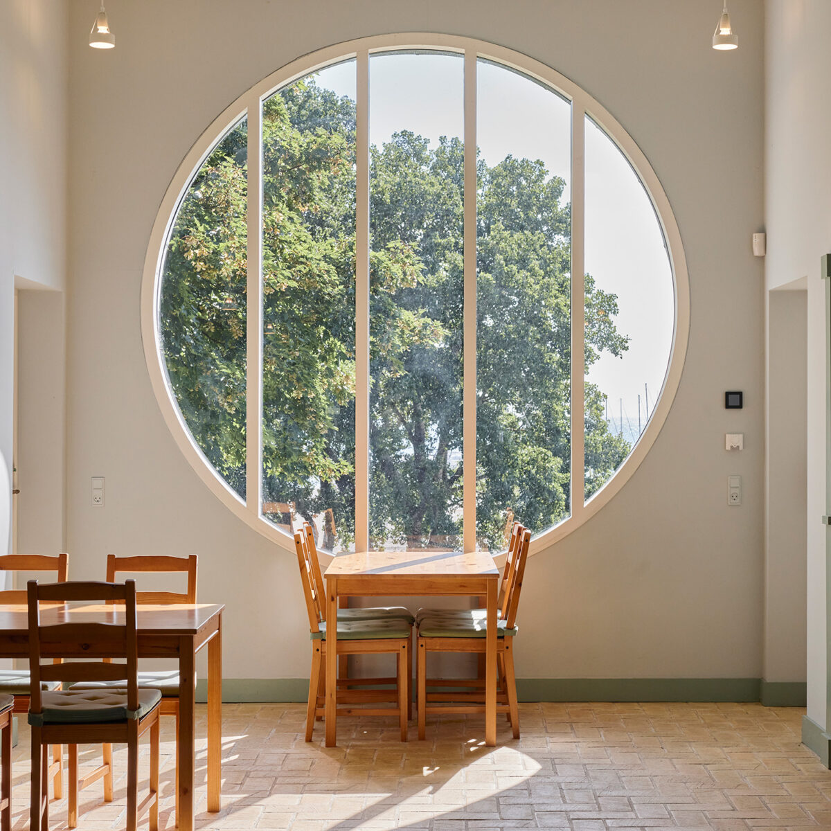 I Dalby på Hindsholm ligger præstegården fra 1843 smukt på skrånende terræn for enden af en lille allé med en præsentabel forplads ...